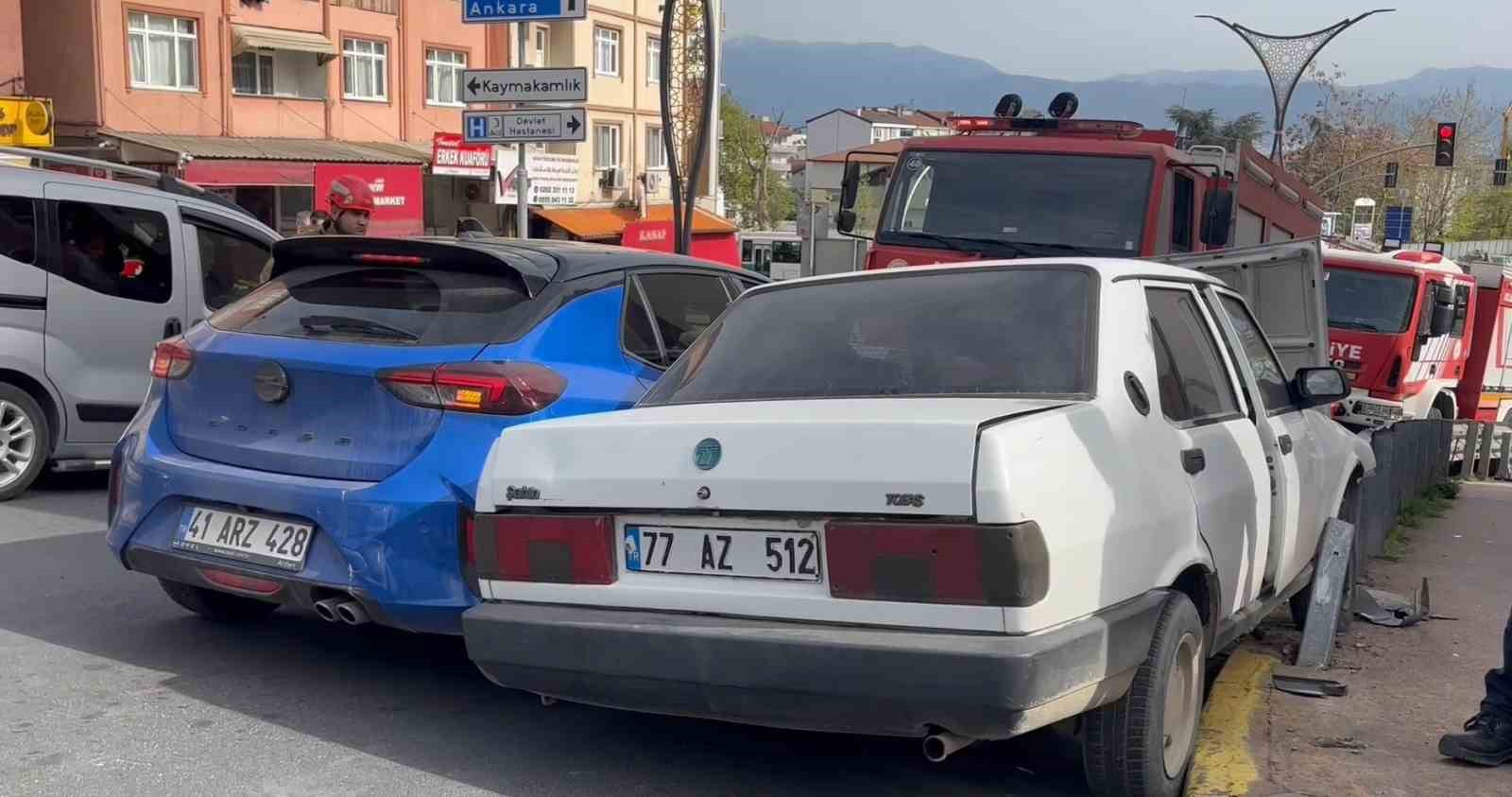 Kocaeli’de facianın eşiğinden dönüldü: Freni tutmayan otomobil bariyerlere çarptı
