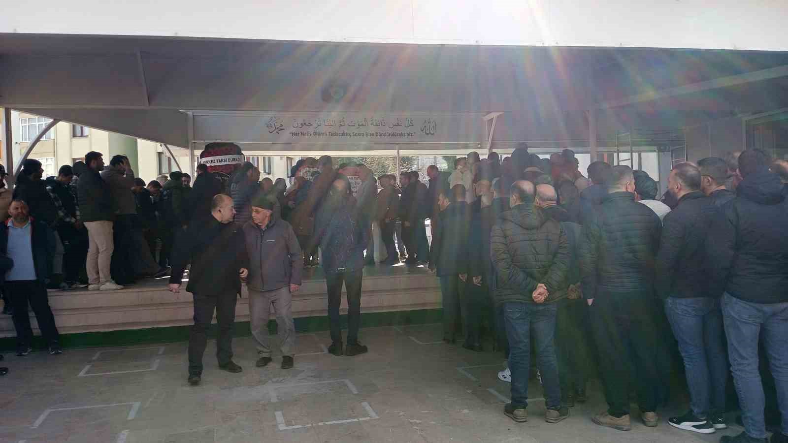 Kocaeli’de forkliftin altında kalan işçi son yolculuğuna uğurlandı
