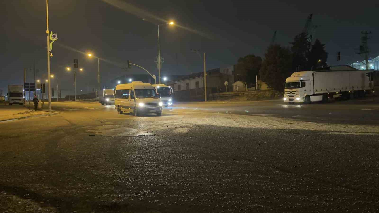 Kocaeli’de işçi servisi ile otomobil çarpıştı: 11 yaralı
