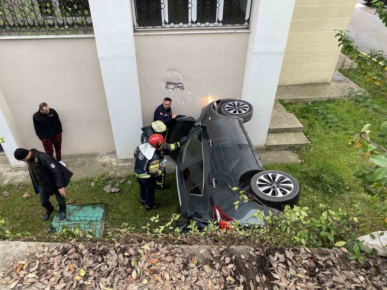 Kocaeli’de istinat duvarından düşen otomobildeki anne ve kızı yaralandı
