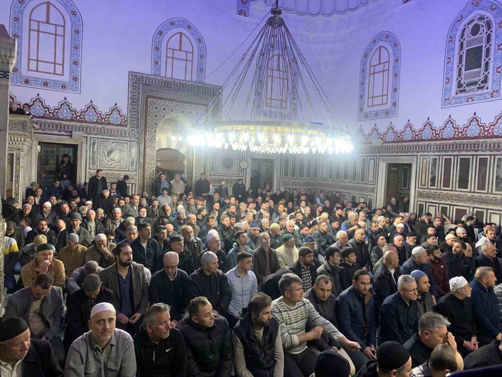 Kocaeli’de Kadir Gecesi camilerde dualarla idrak edildi
