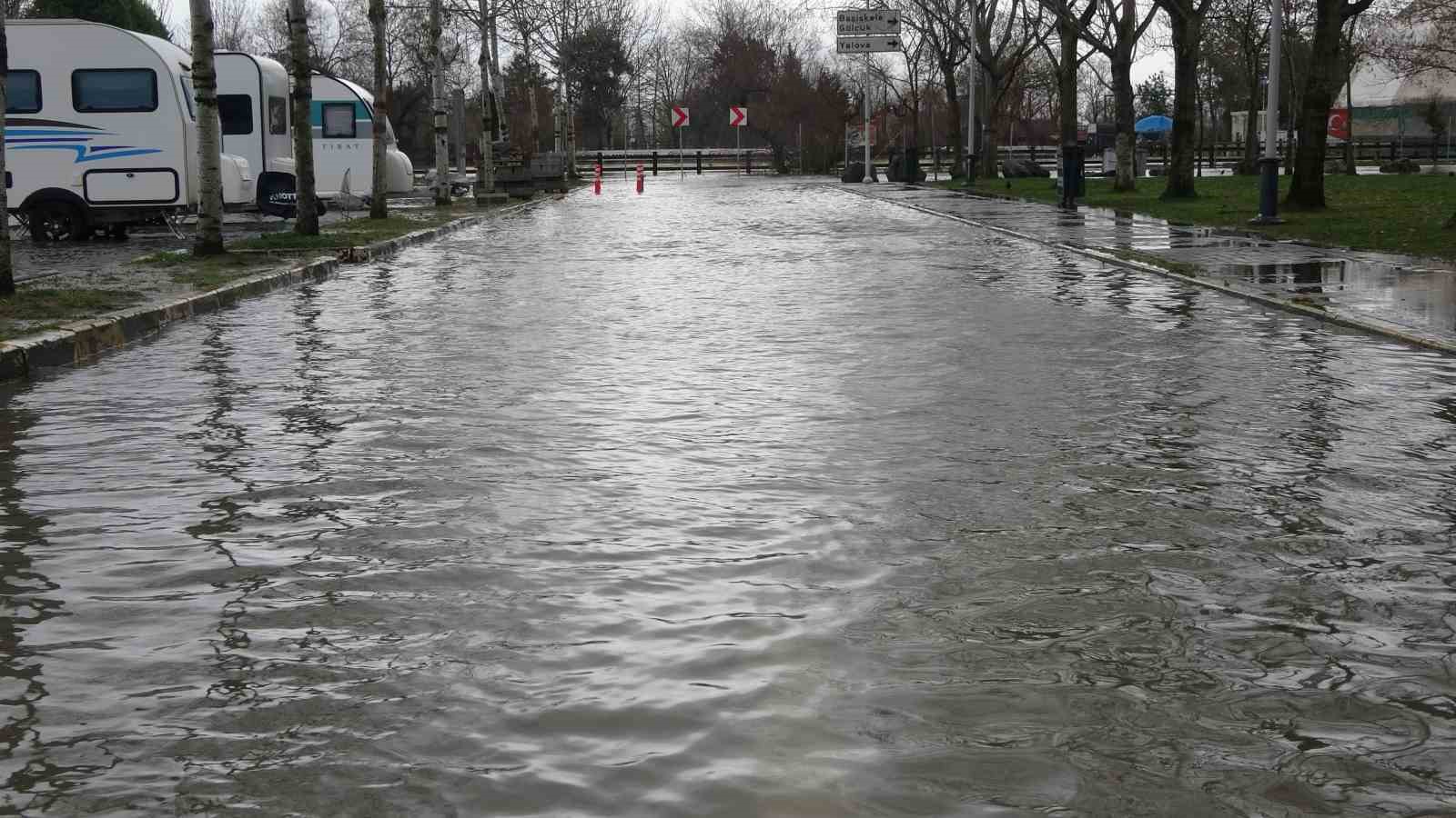 Kocaeli’de karavanlar su içinde kaldı, otopark sulara teslim oldu
