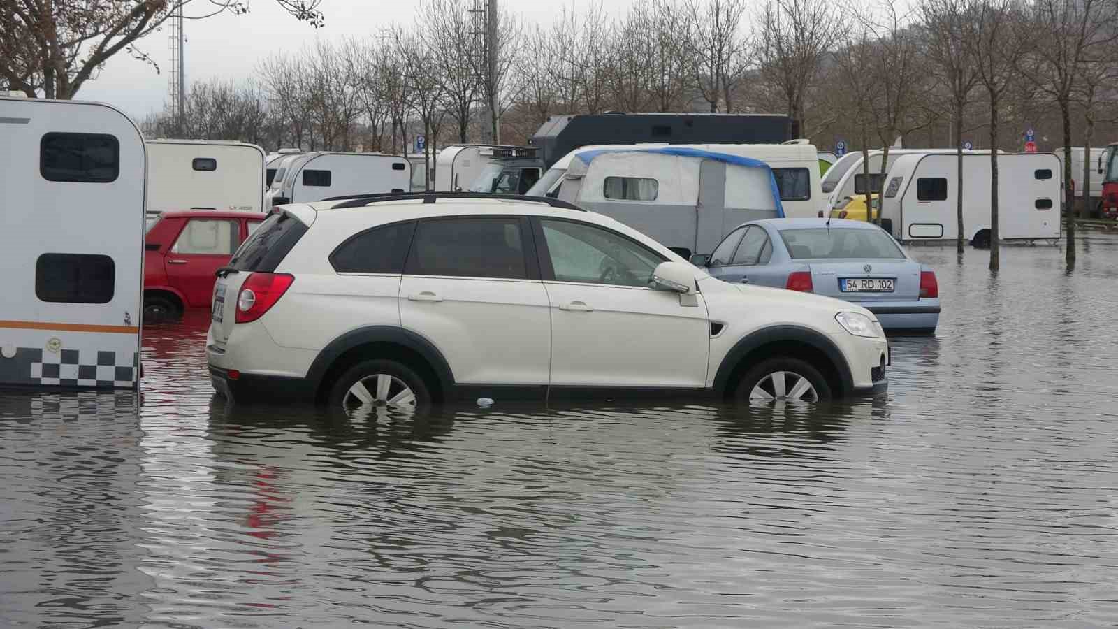 Kocaeli’de karavanlar su içinde kaldı, otopark sulara teslim oldu
