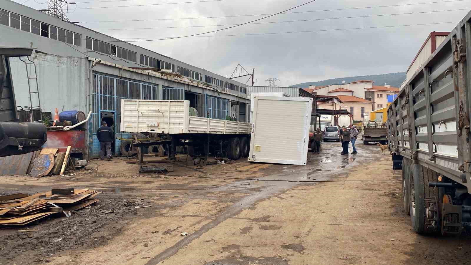Kocaeli’de konteyner ile tır dorsesi arasında sıkışan işçi yaralandı
