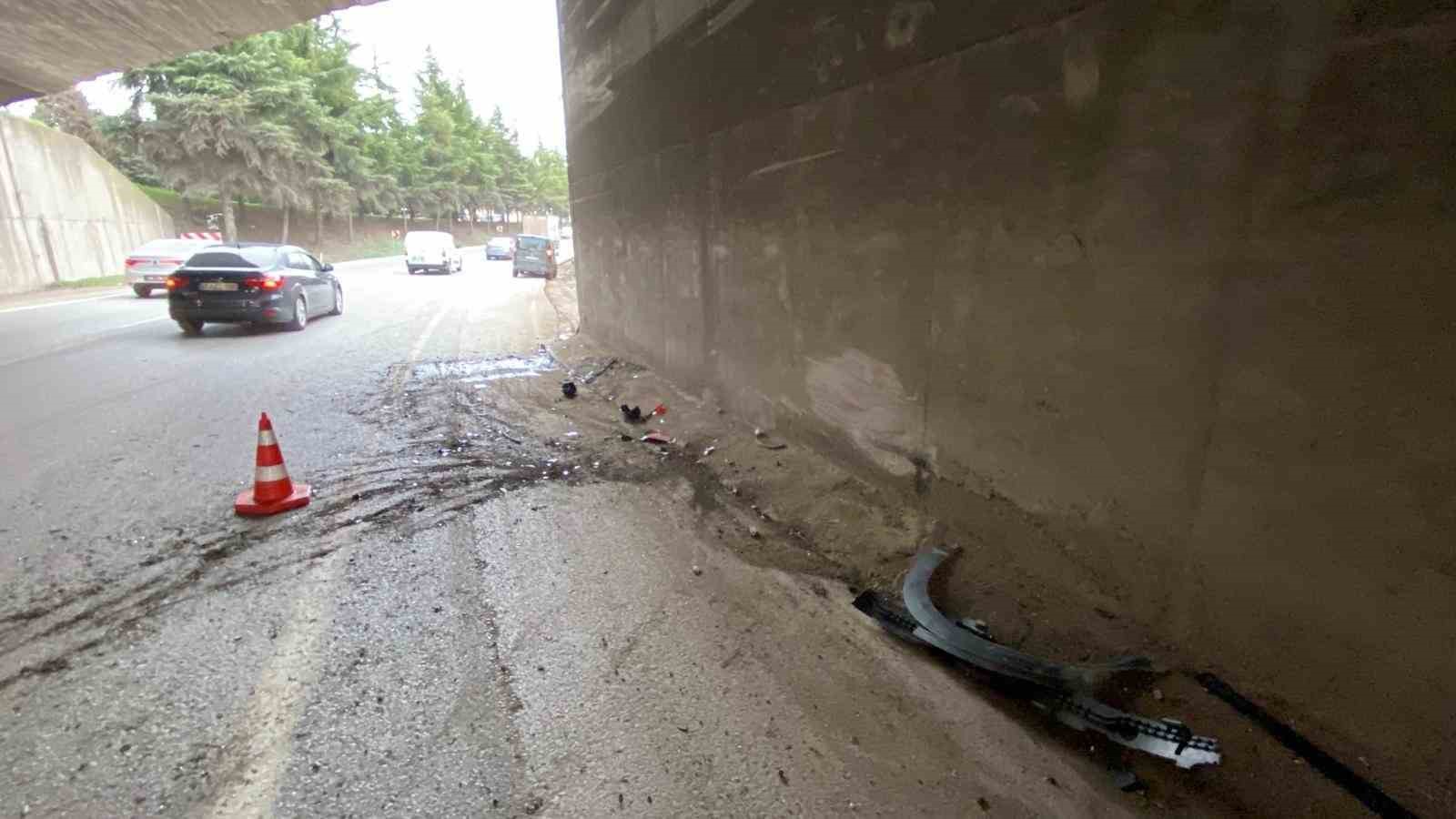 Kocaeli’de köprü ayağına çarpan otomobilin sürücüsü yaralandı
