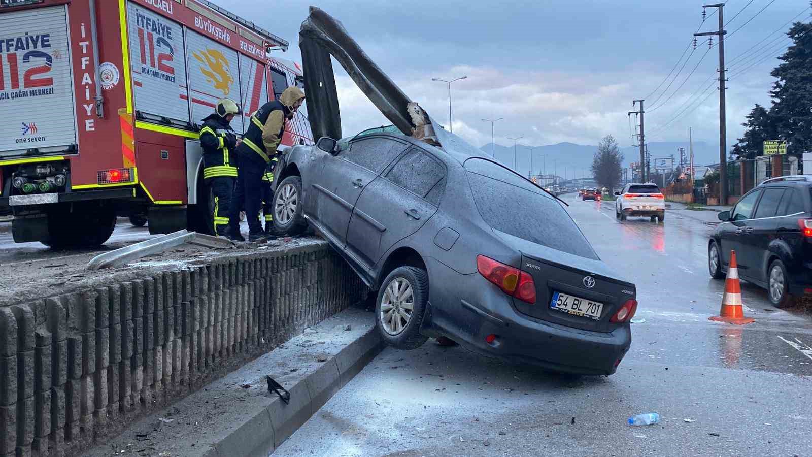 Kocaeli’de korkutan kaza: Otomobil bariyerlere ok gibi saplandı
