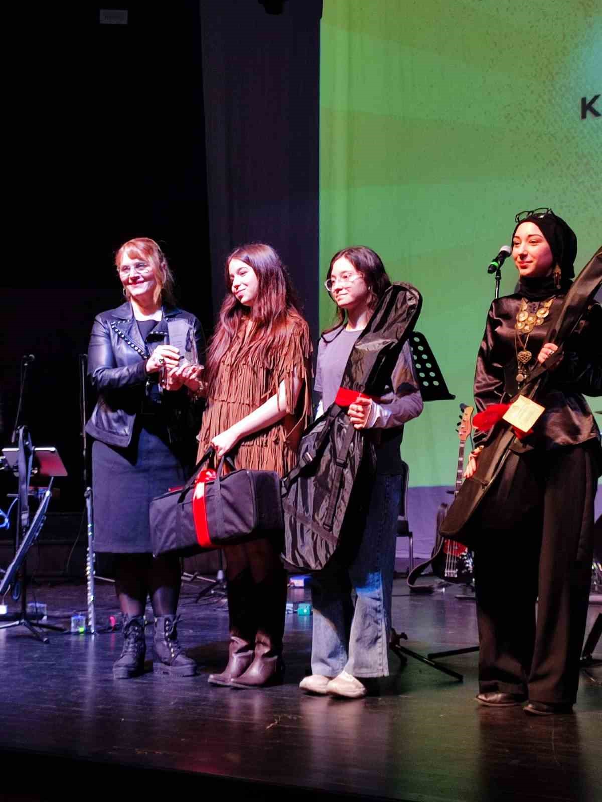 Kocaeli’de öğrenciler Barış Manço şarkılarıyla yarıştı
