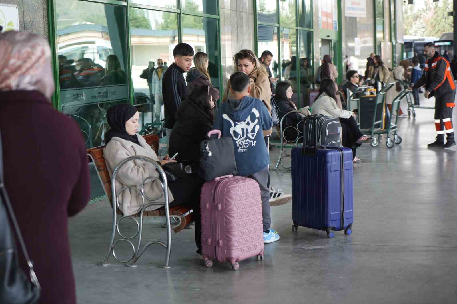 Kocaeli’de otogarda bayram yoğunluğu: Mardin’e biletler tükenme aşamasına geldi
