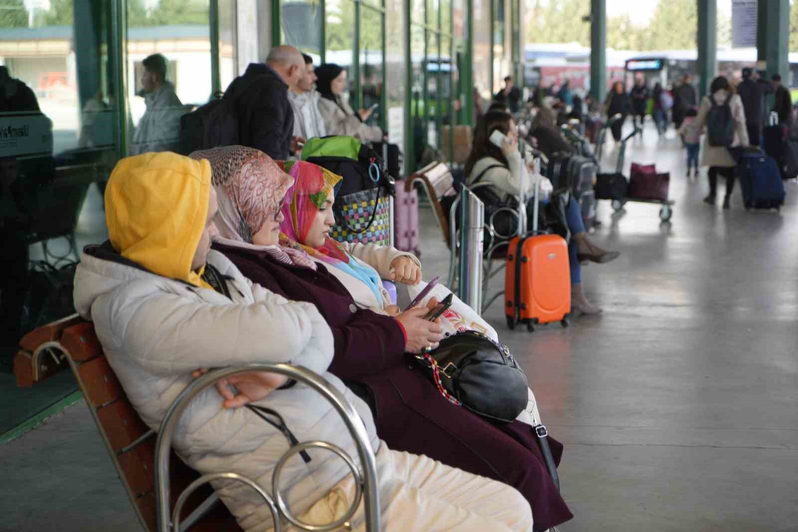 Kocaeli’de otogarda bayram yoğunluğu: Mardin’e biletler tükenme aşamasına geldi
