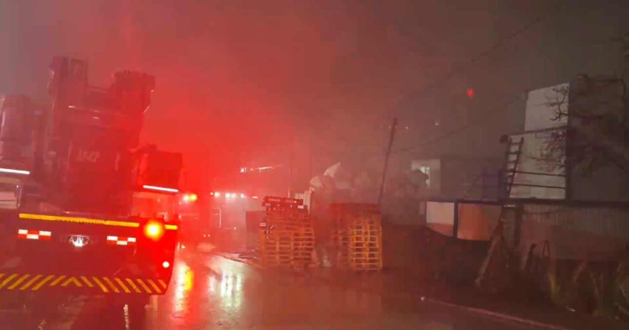 Kocaeli’de palet deposunda yangın
