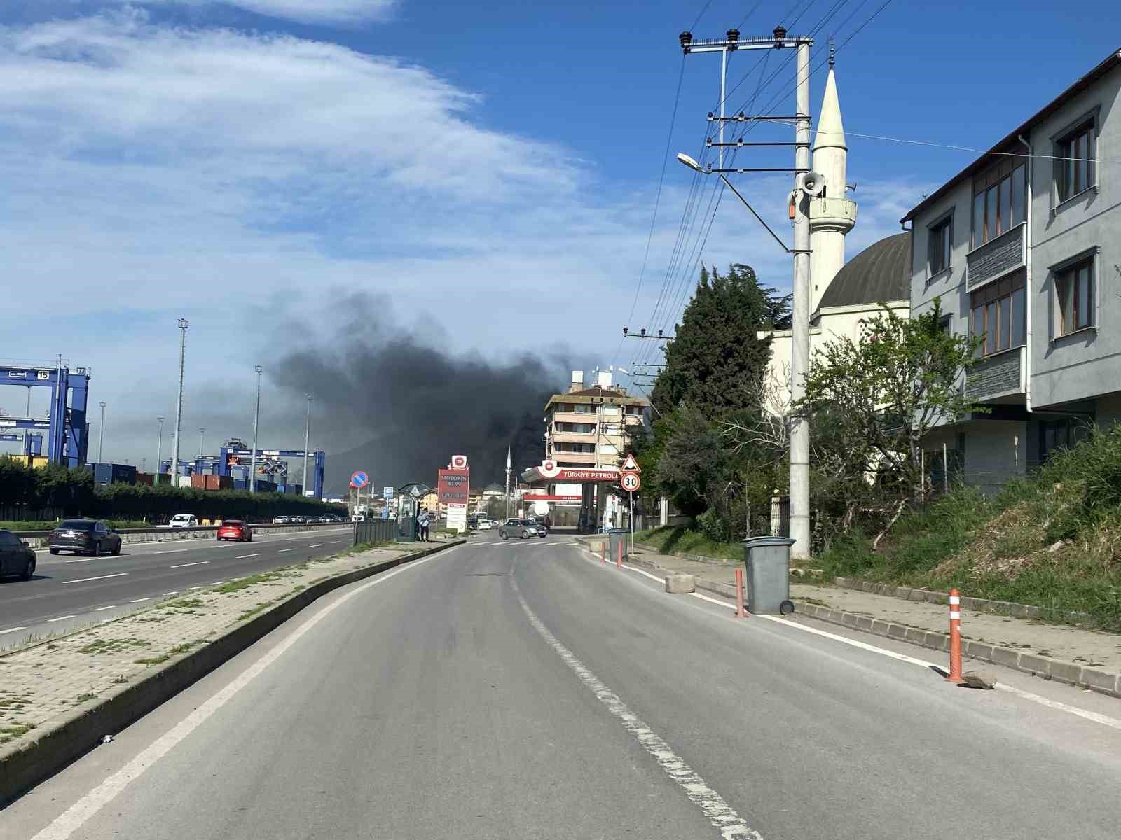 Kocaeli’de plastik ve promosyon fabrikası alevlere teslim oldu
Kocaeli’de plastik ve promosyon fabrikası alevlere teslim oldu