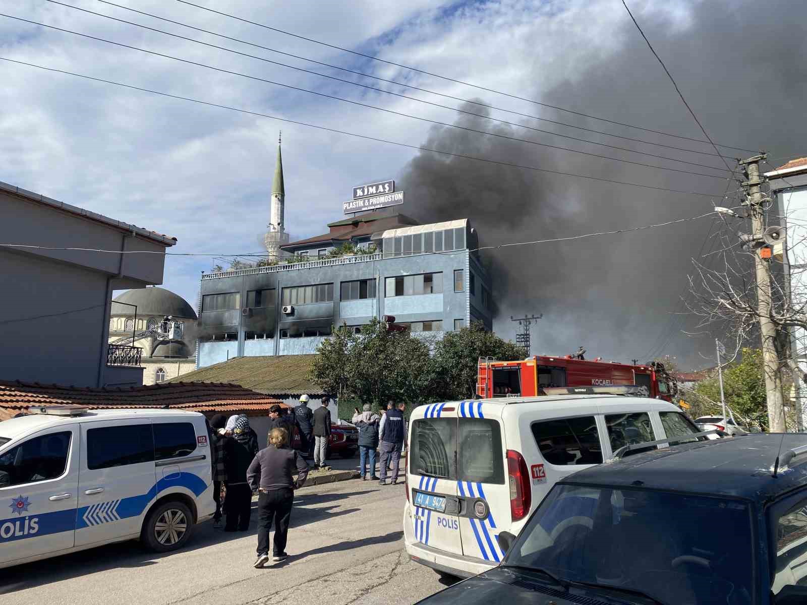 Kocaeli’de plastik ve promosyon fabrikası alevlere teslim oldu
Kocaeli’de plastik ve promosyon fabrikası alevlere teslim oldu