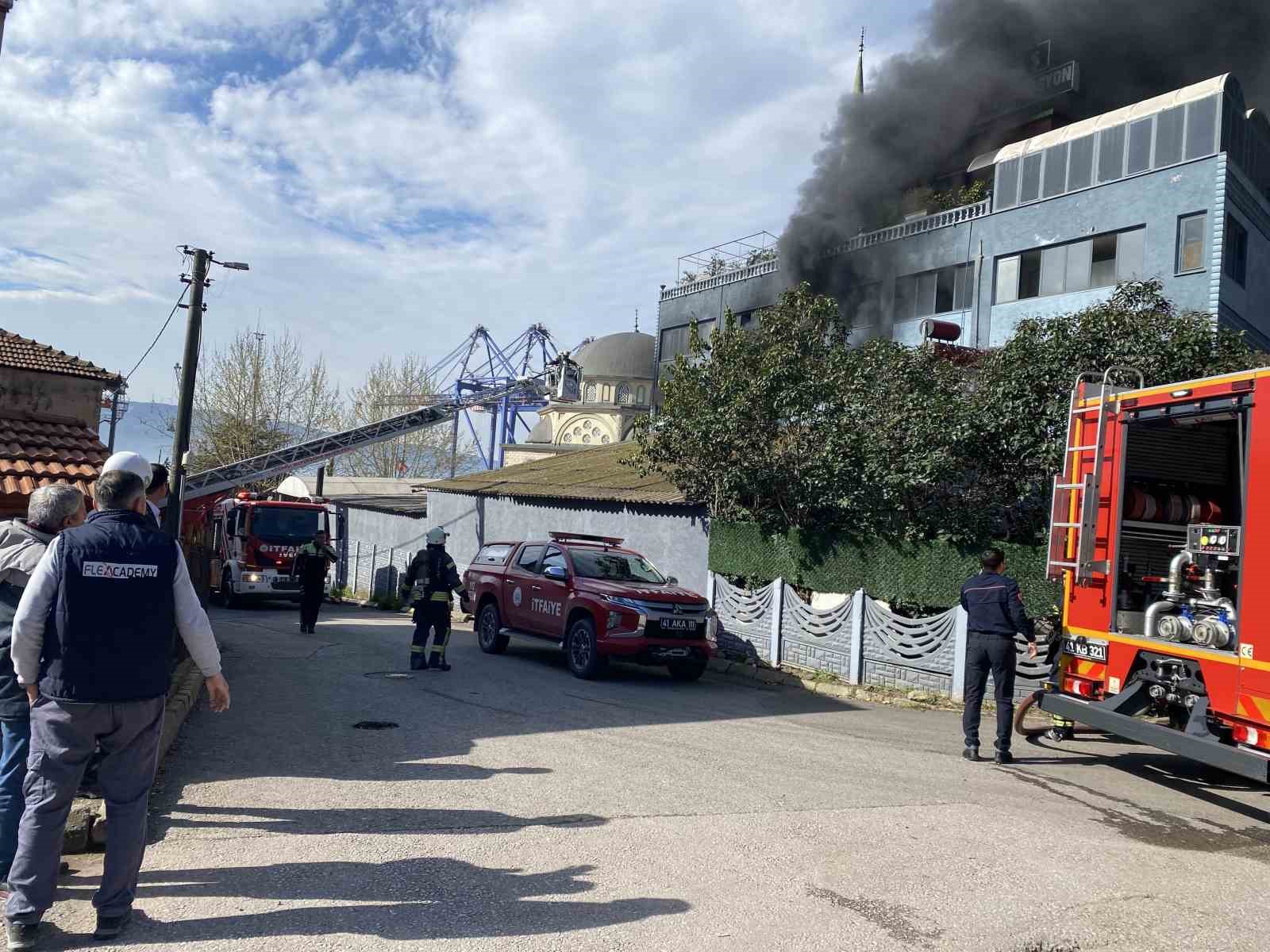 Kocaeli’de plastik ve promosyon fabrikası alevlere teslim oldu
Kocaeli’de plastik ve promosyon fabrikası alevlere teslim oldu