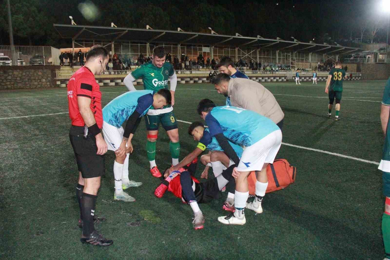 Kocaeli’de rakipleri gol atsın diye yere yatan futbolcuların savunmaları alındı
Kocaeli’de rakipleri gol atsın diye yere yatan futbolcuların savunmaları alındı