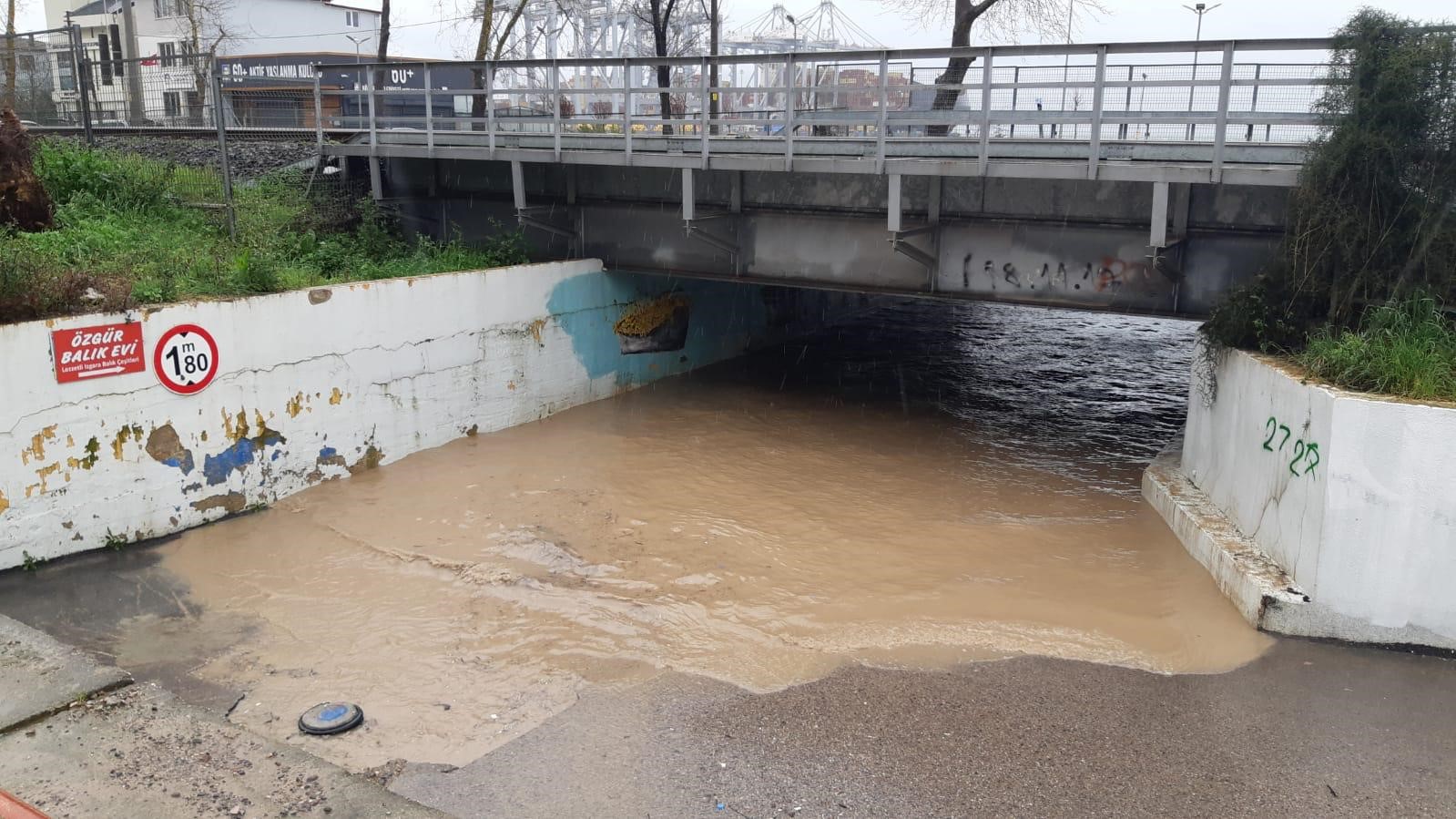 Kocaeli’de sağanak sebebiyle alt geçidi su bastı
