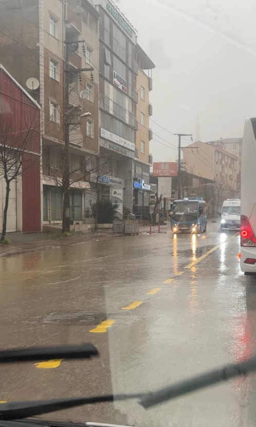 Kocaeli’de sağanak sebebiyle alt geçidi su bastı
