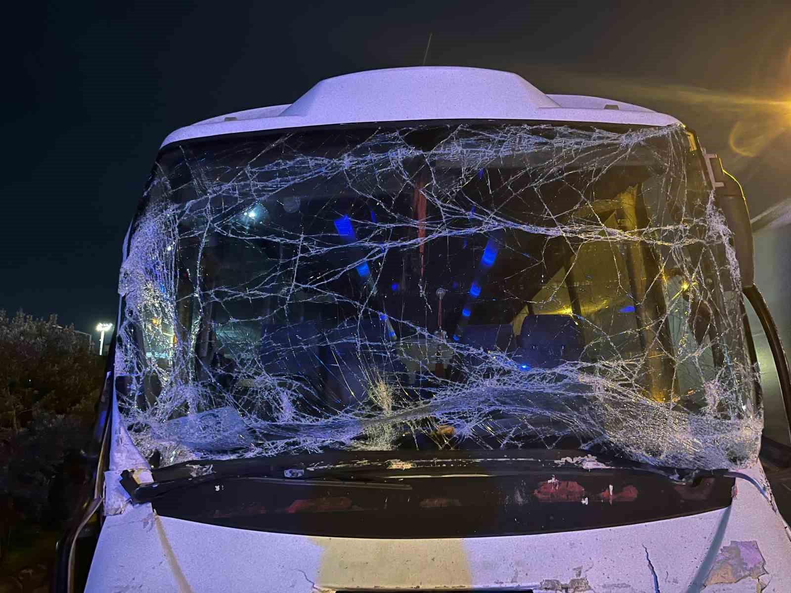 Kocaeli’de servis minibüsü tıra çarptı: 6 yaralı
