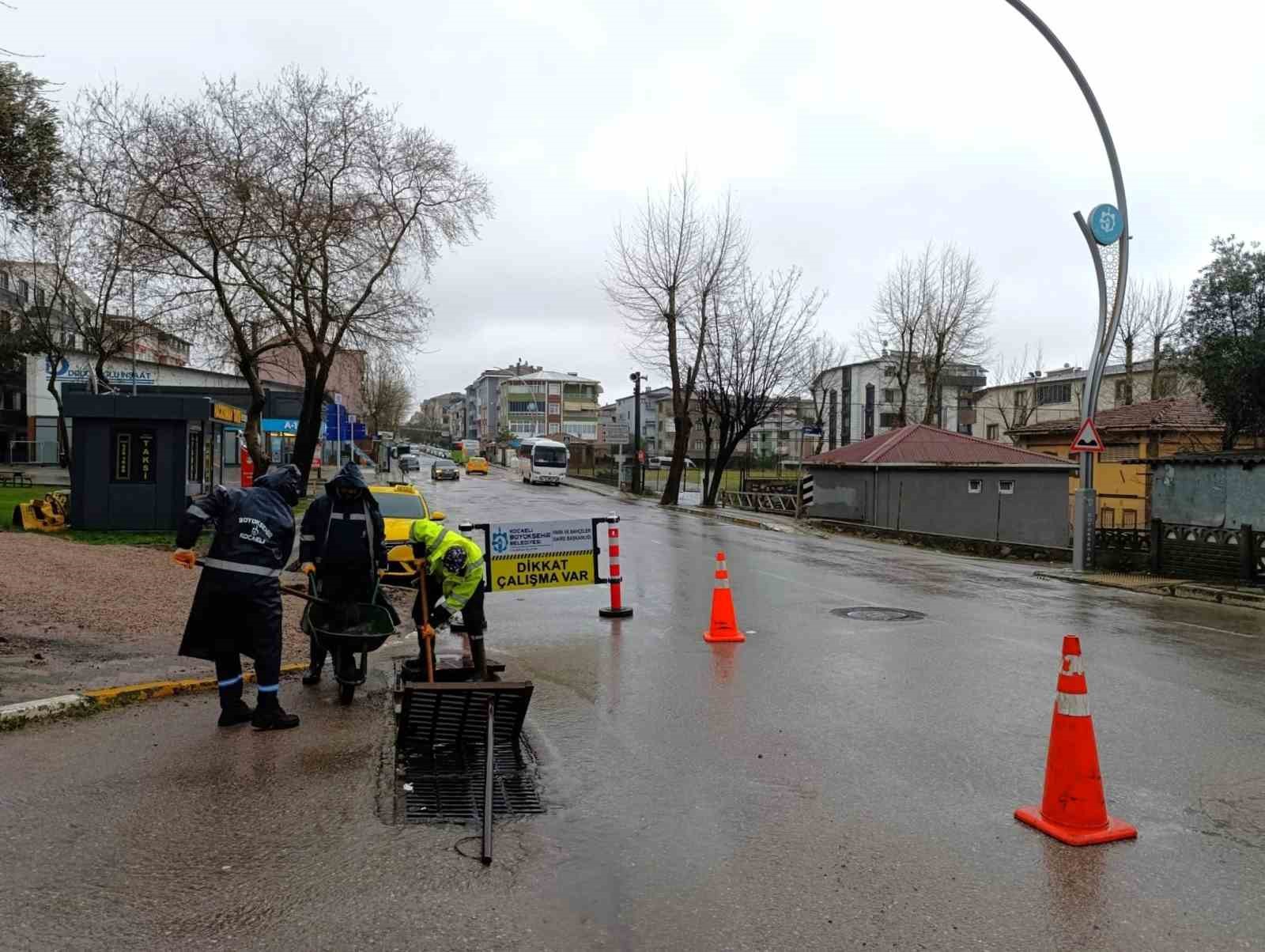 Kocaeli’de su baskınlarına karşı mazgal ve menfez temizliği aralıksız sürüyor
