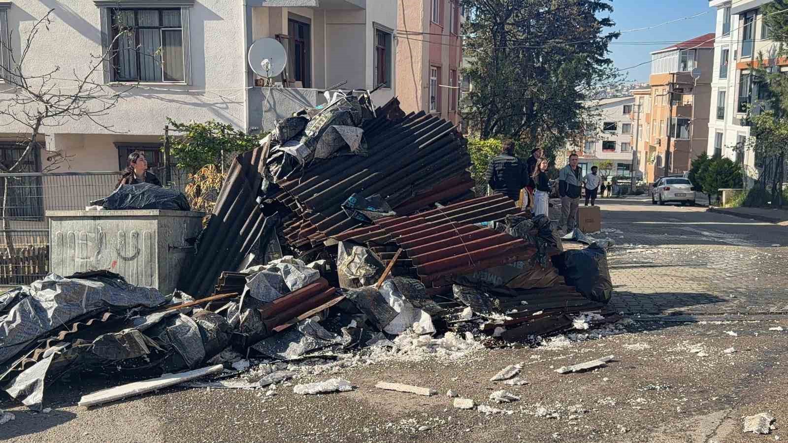 Kocaeli’de tadilatta olan binanın çatısı alevlere teslim oldu

