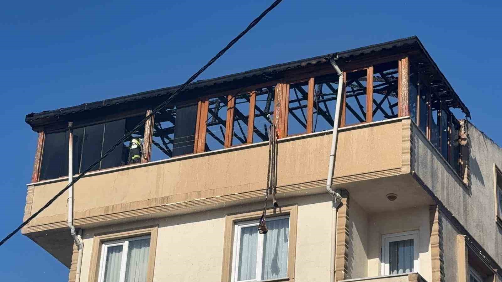 Kocaeli’de tadilatta olan binanın çatısı alevlere teslim oldu
