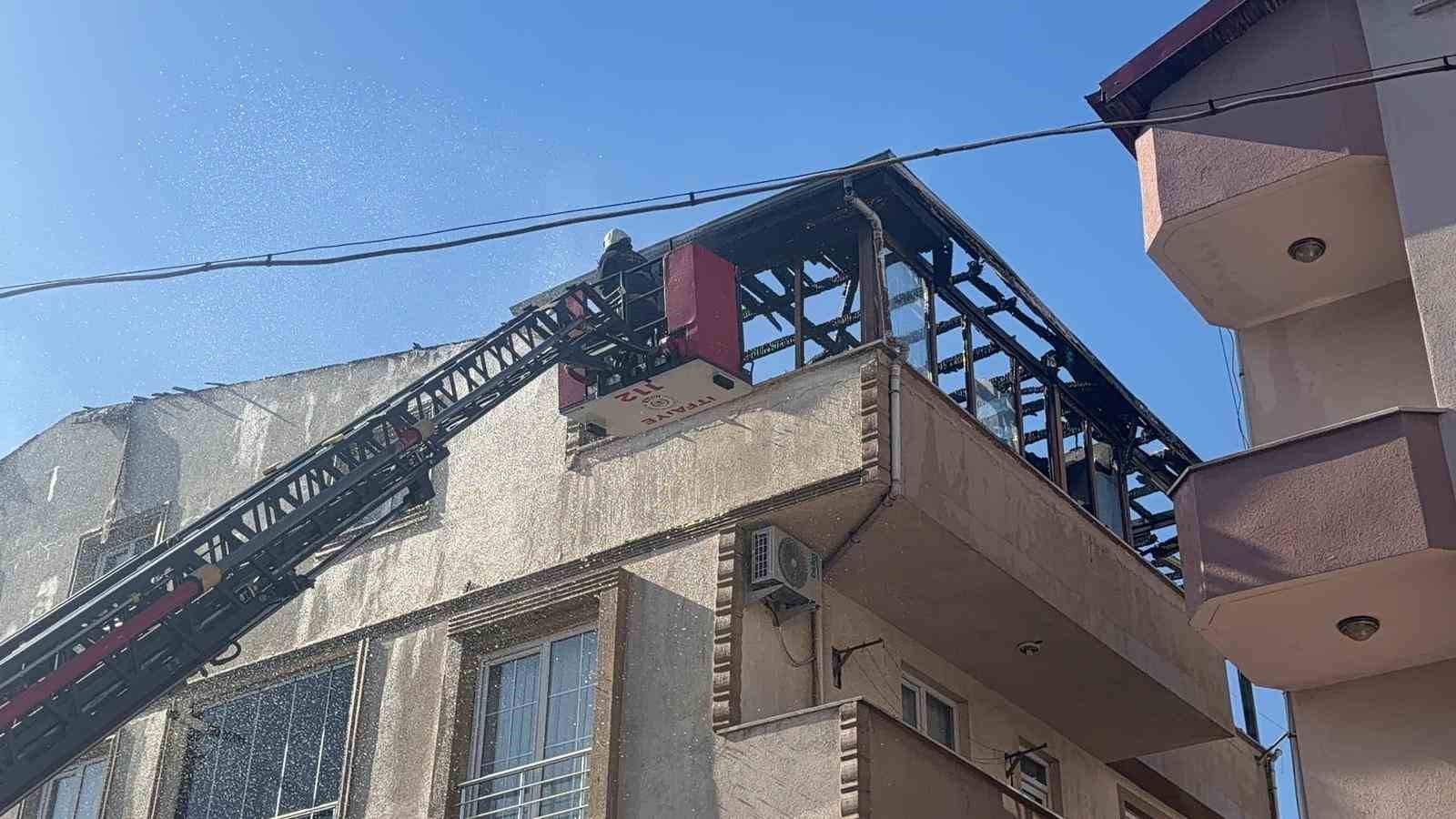 Kocaeli’de tadilatta olan binanın çatısı alevlere teslim oldu
