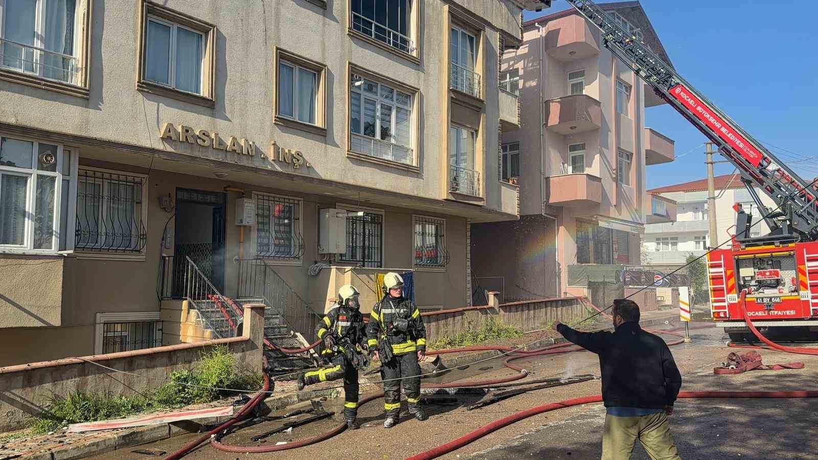 Kocaeli’de tadilatta olan binanın çatısı alevlere teslim oldu
