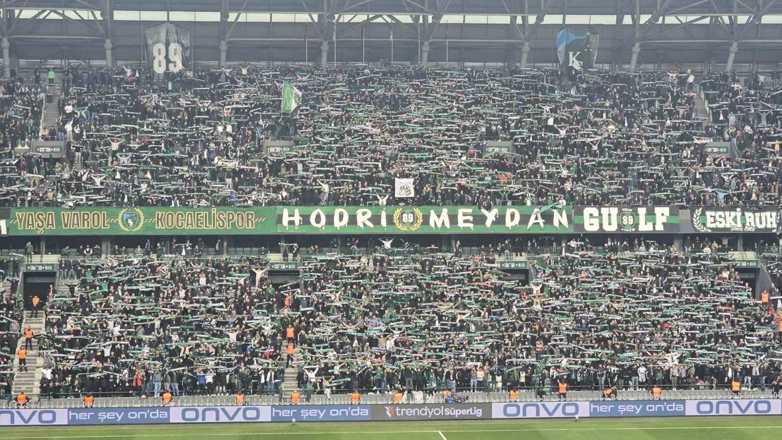 Kocaeli’de tribünler sustu, çocuklar için yas tutuldu
