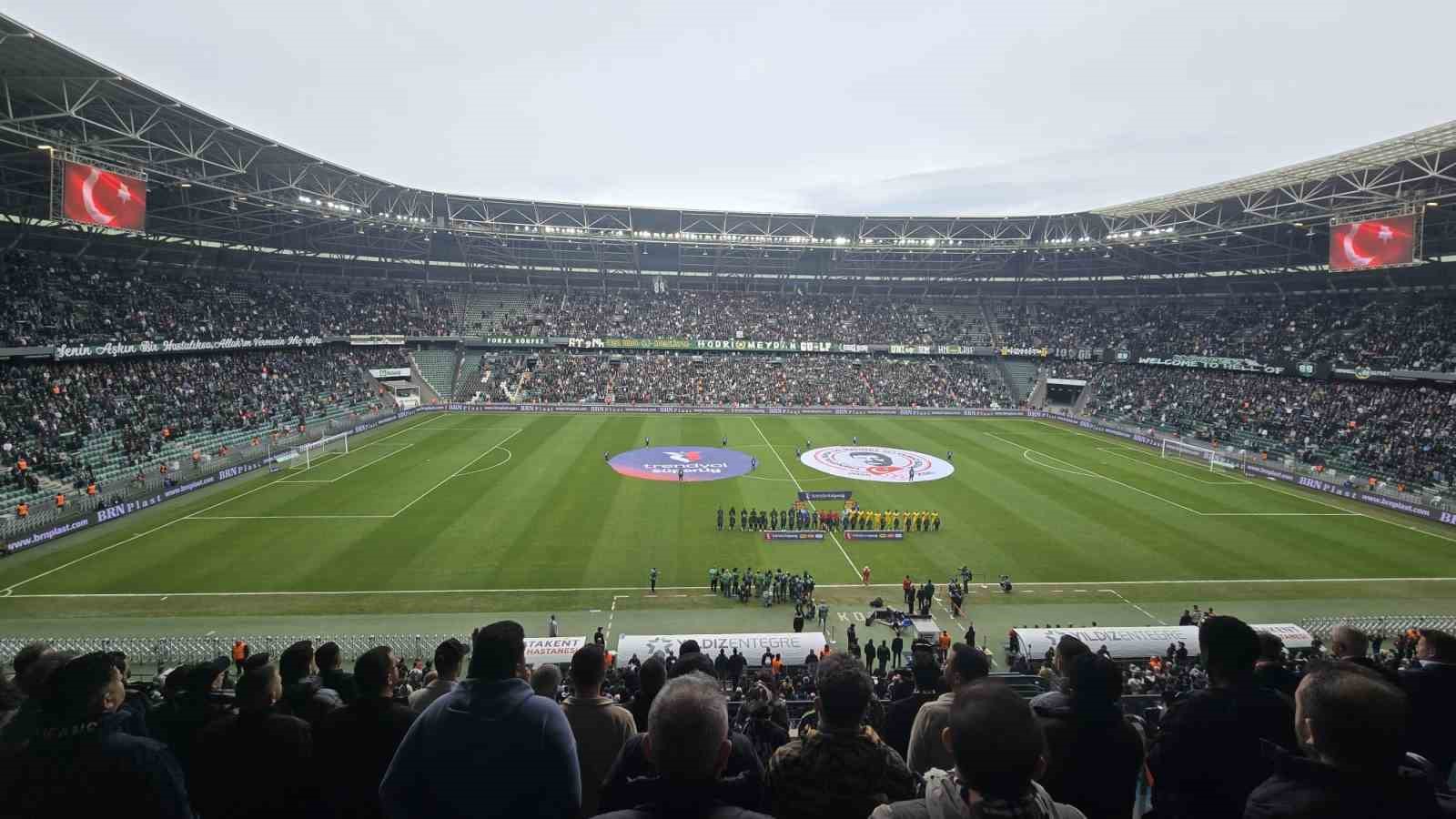 Kocaeli’de tribünler sustu, çocuklar için yas tutuldu
