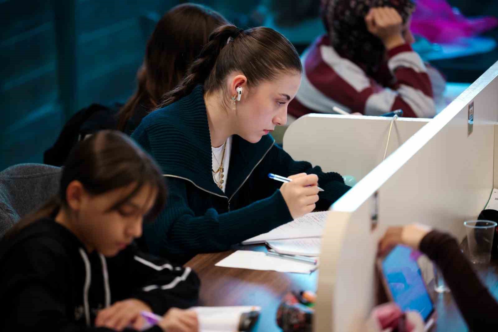 Kocaeli’de yeni nesil kütüphaneler 2 yılda 69 bini aşkın üyeye ulaştı
Kocaeli’de yeni nesil kütüphaneler 2 yılda 69 bini aşkın üyeye ulaştı