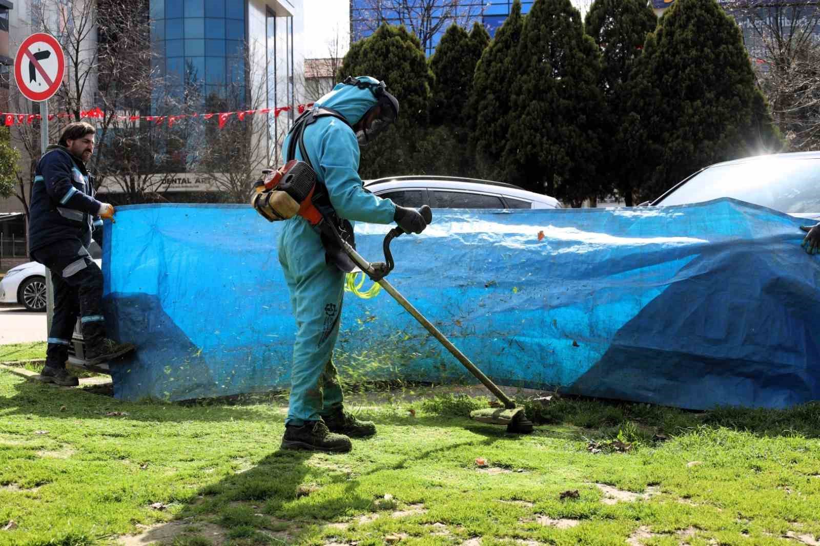 Kocaeli’de yeşil alan bakımlarında araçlar brandalarla korunuyor
