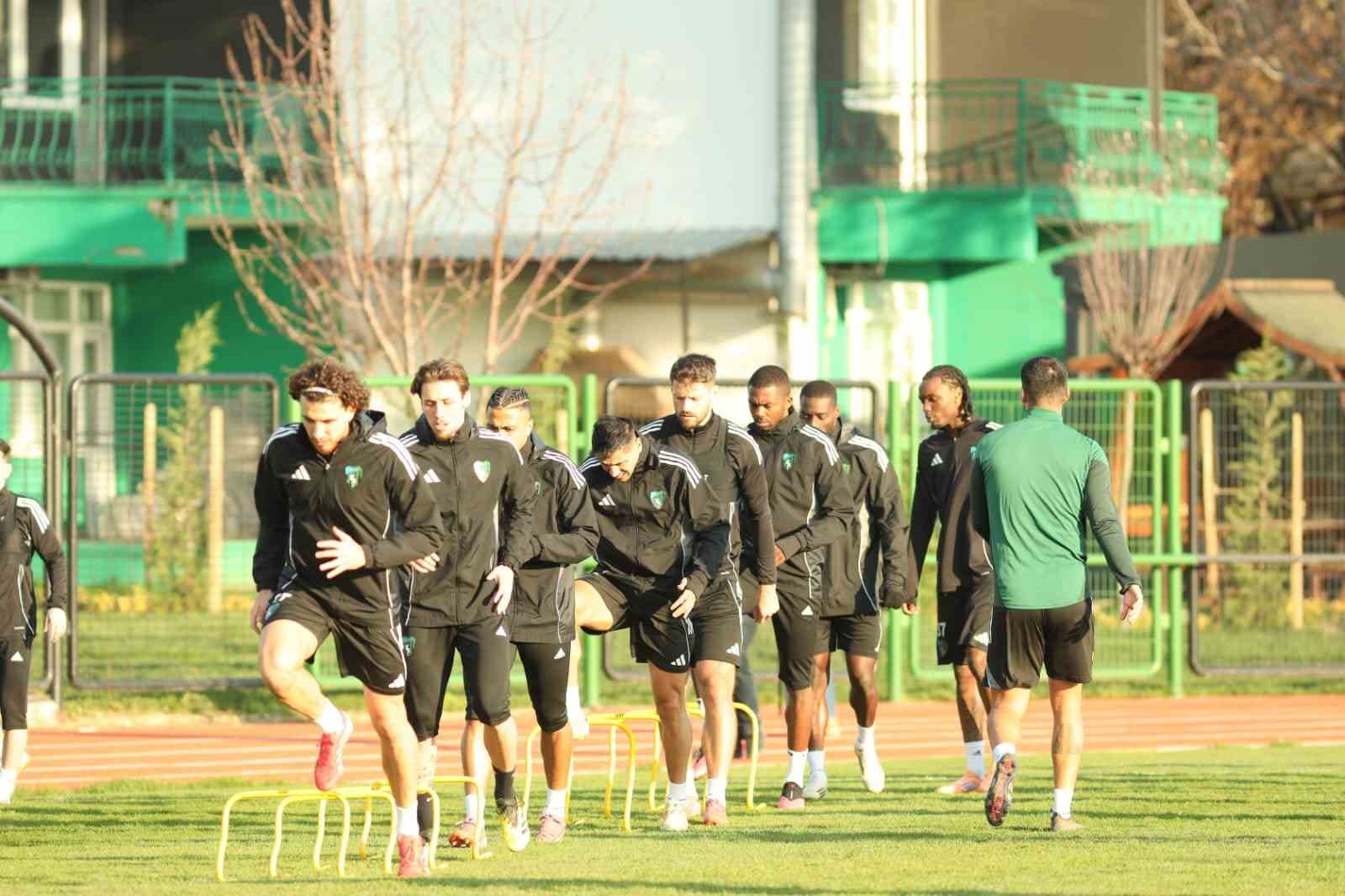 Kocaelispor, Beşiktaş maçının hazırlıklarına başladı
Kocaelispor, Beşiktaş maçının hazırlıklarına başladı