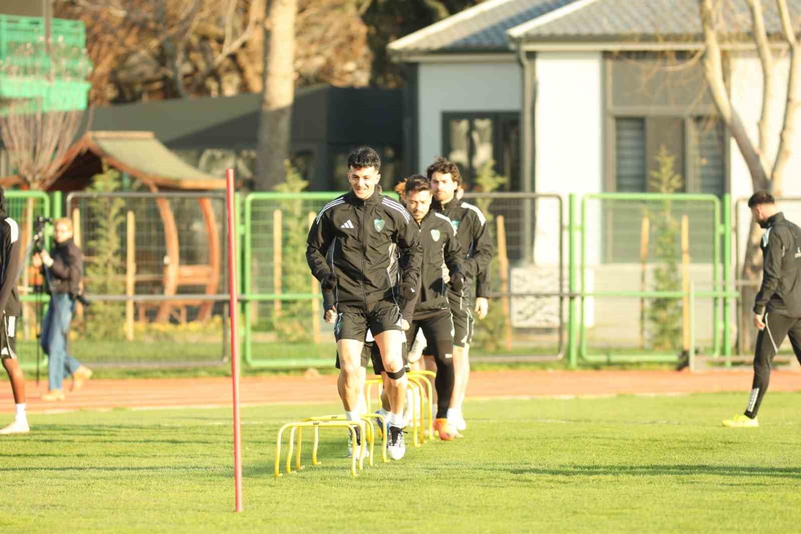 Kocaelispor, Beşiktaş maçının hazırlıklarına başladı
Kocaelispor, Beşiktaş maçının hazırlıklarına başladı