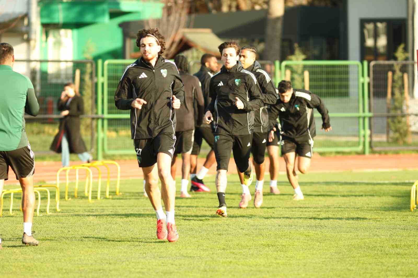 Kocaelispor, Beşiktaş maçının hazırlıklarına başladı
Kocaelispor, Beşiktaş maçının hazırlıklarına başladı