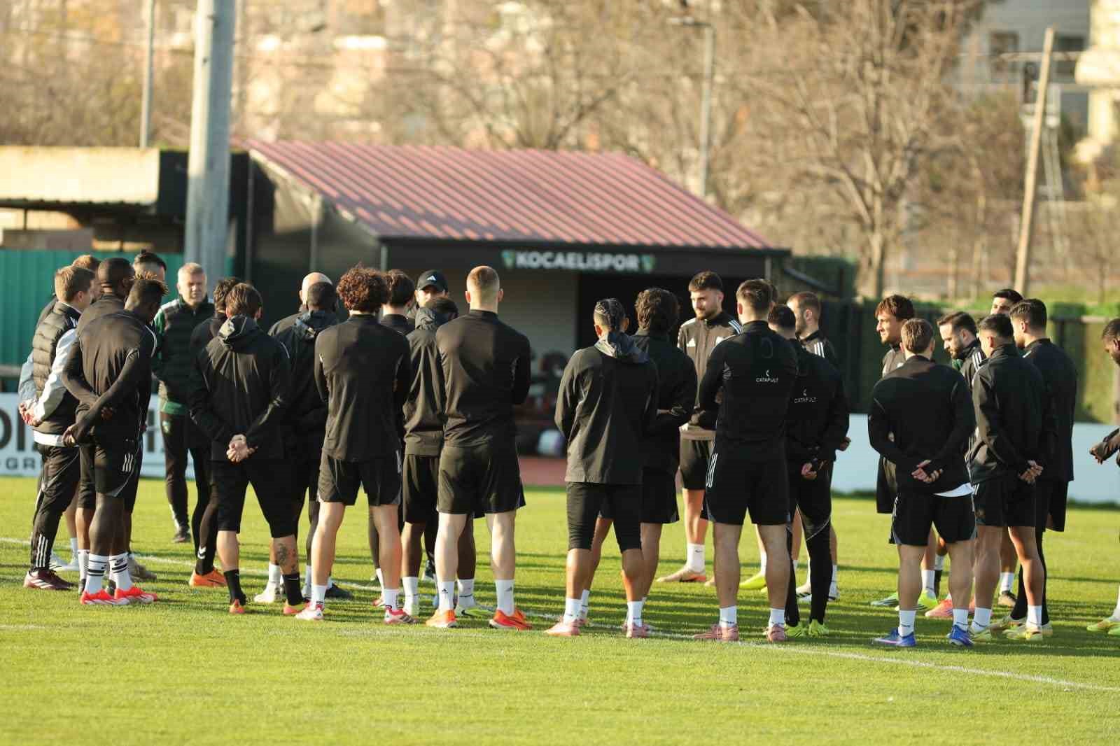 Kocaelispor, Beşiktaş maçının hazırlıklarına başladı
Kocaelispor, Beşiktaş maçının hazırlıklarına başladı