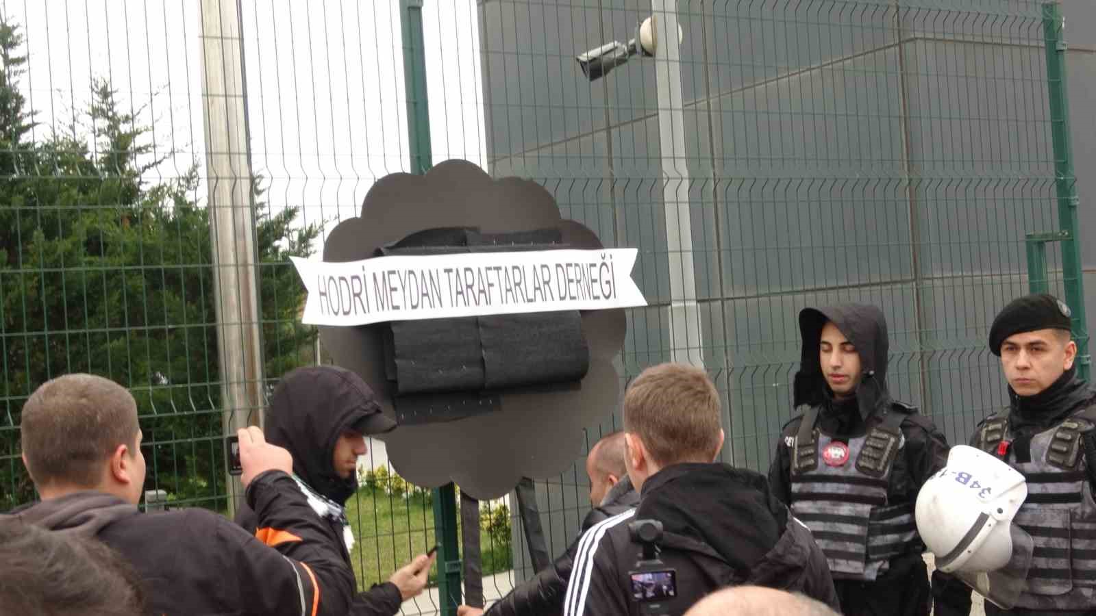 Kocaelispor taraftarları, TFF önüne siyah çelenk bıraktı
Kocaelispor taraftarları, TFF önüne siyah çelenk bıraktı