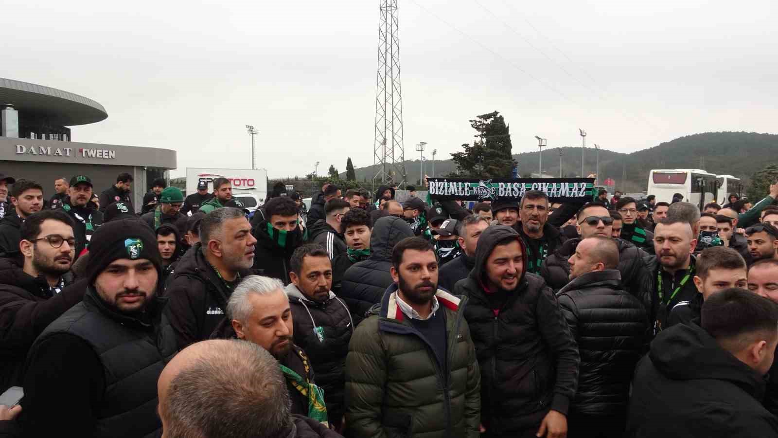 Kocaelispor taraftarları, TFF önüne siyah çelenk bıraktı
Kocaelispor taraftarları, TFF önüne siyah çelenk bıraktı