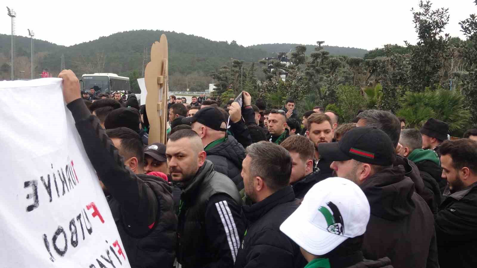 Kocaelispor taraftarları, TFF önüne siyah çelenk bıraktı
Kocaelispor taraftarları, TFF önüne siyah çelenk bıraktı