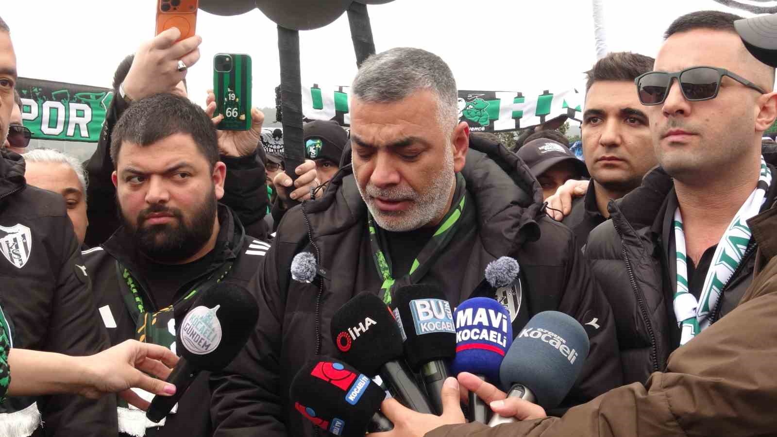 Kocaelispor taraftarları, TFF önüne siyah çelenk bıraktı
Kocaelispor taraftarları, TFF önüne siyah çelenk bıraktı