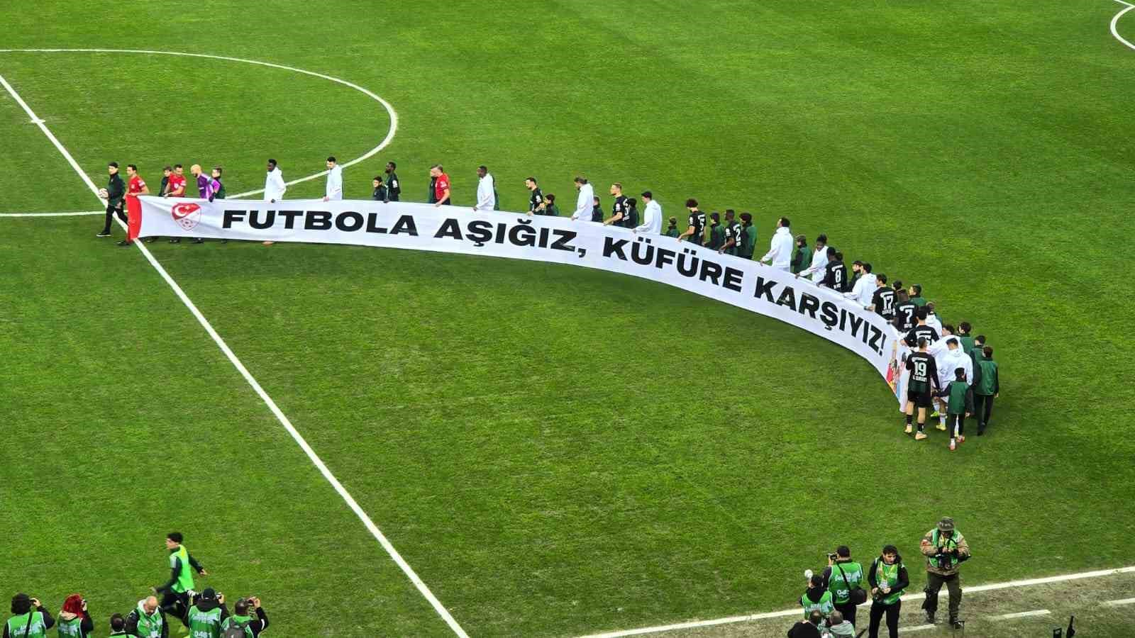 Kocaelispor ve Beşiktaş kupa maçına ‘Küfüre karşıyız’ pankartıyla çıktı
