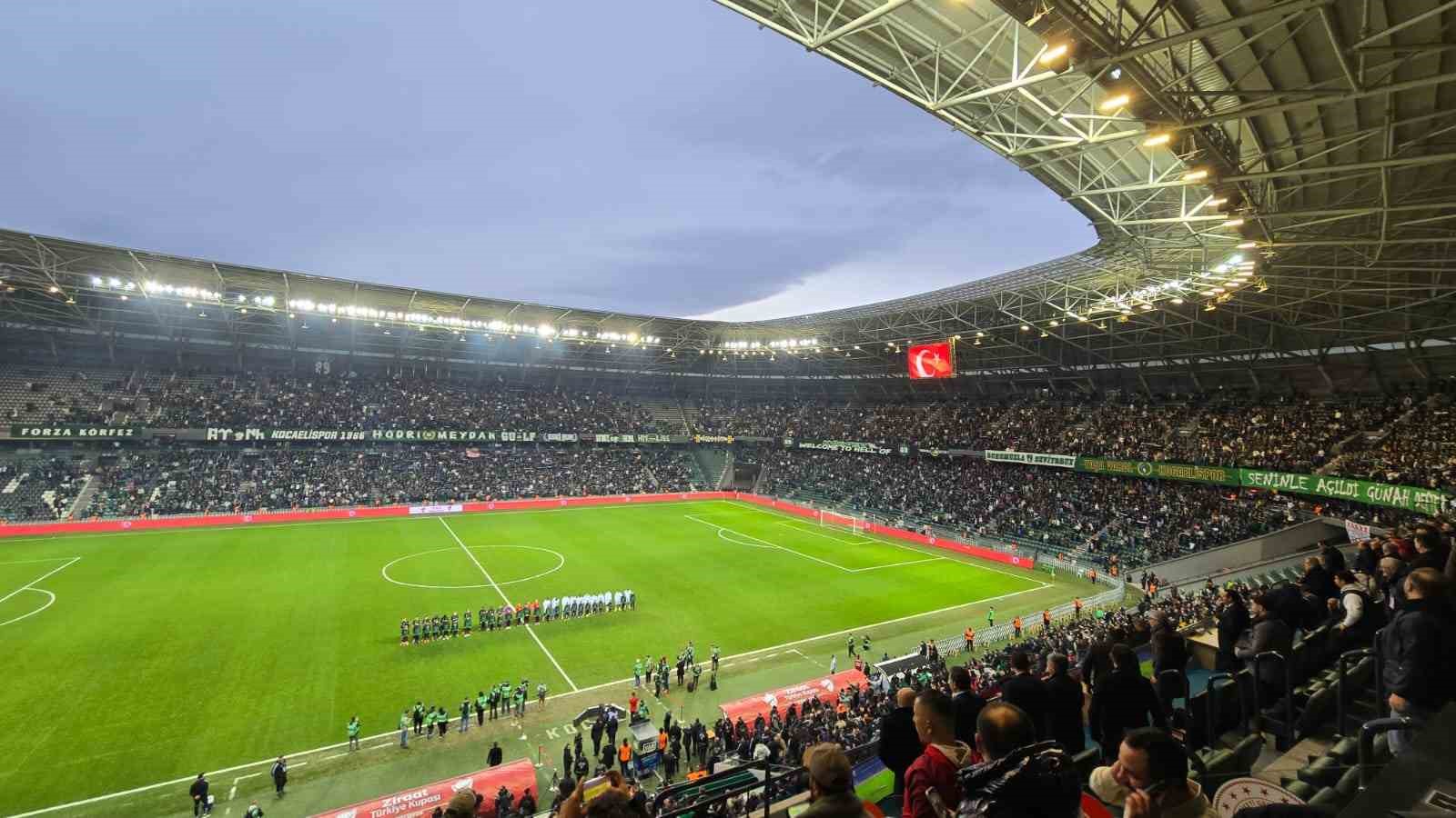 Kocaelispor ve Beşiktaş kupa maçına ‘Küfüre karşıyız’ pankartıyla çıktı
