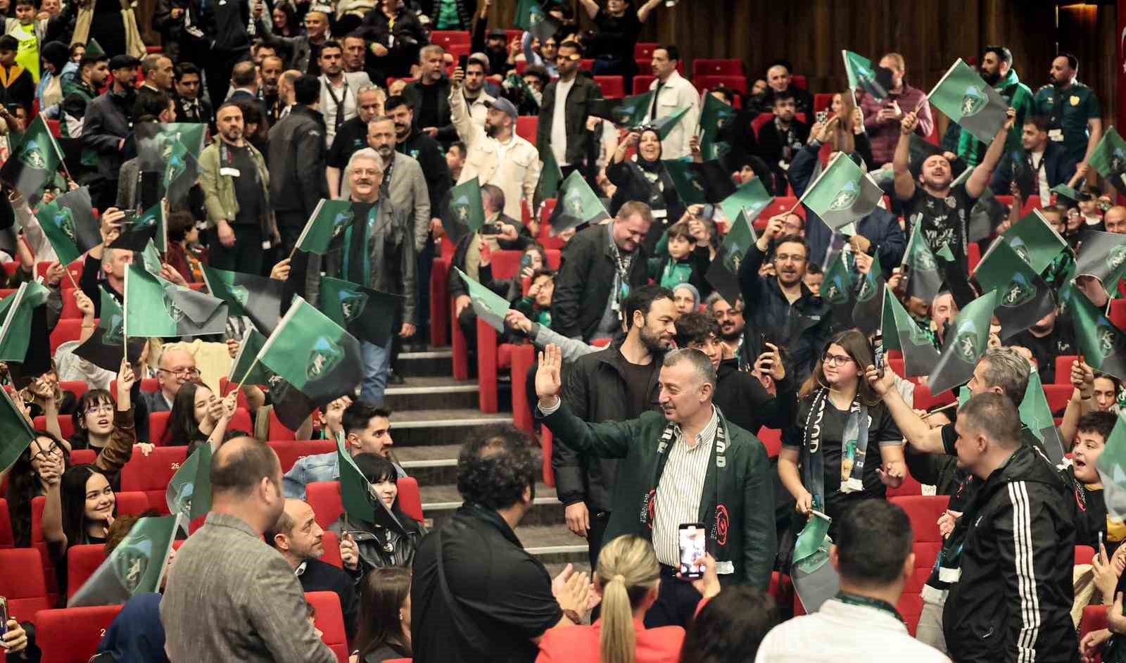 Kocaelispor’un 60. yılında "Efsane Forma" tiyatro oyunu sahnelendi
