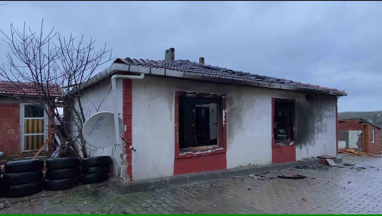 Kocaeli’yi fırtına vurdu: Evlerin çatıları uçtu, vatandaş tenteyle birlikte savruldu
