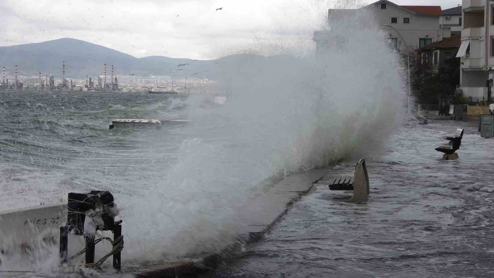 Kocaeli’yi lodos vurdu, yollar göle döndü
