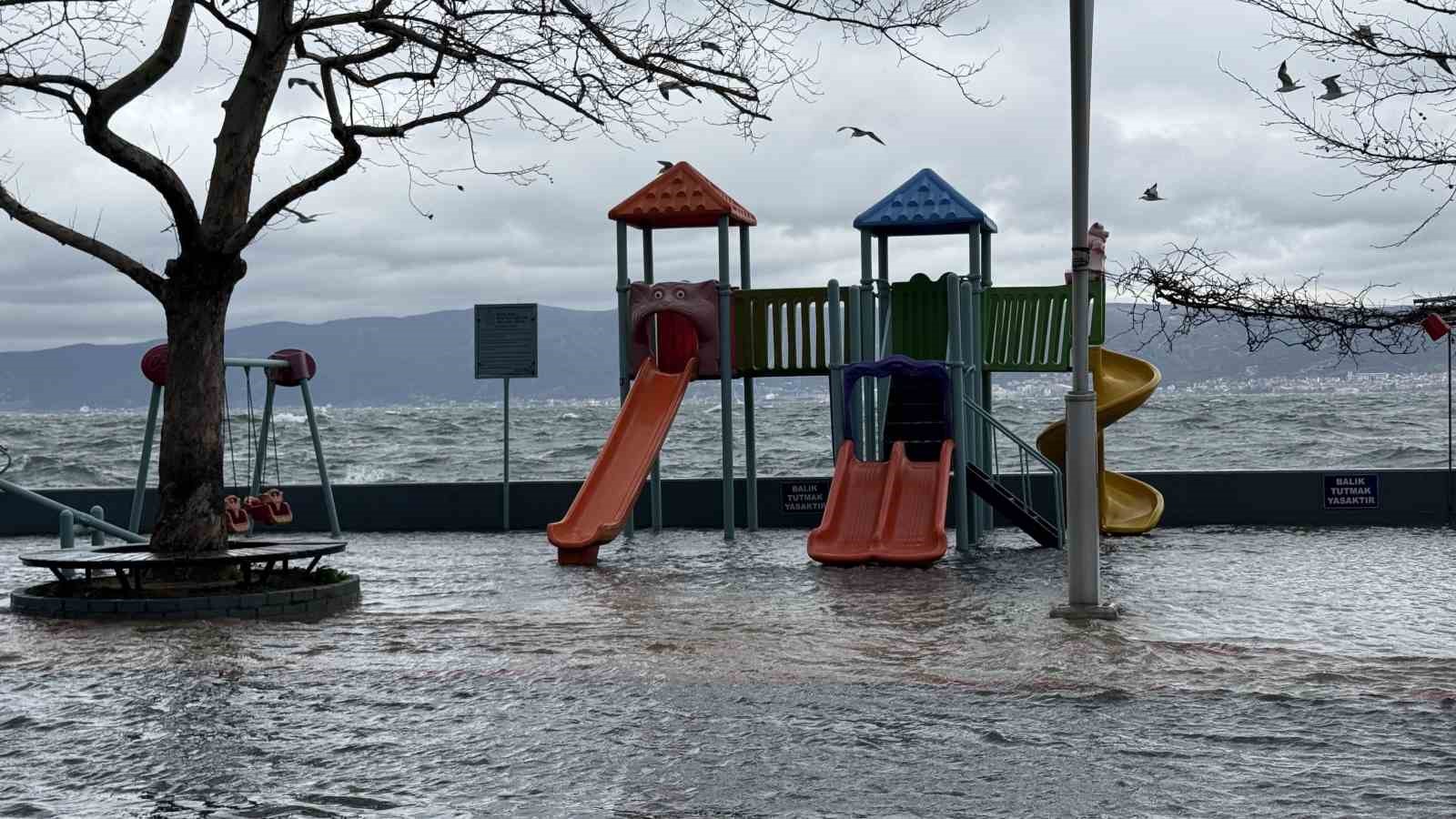 Kocaeli’yi lodos vurdu, yollar göle döndü

