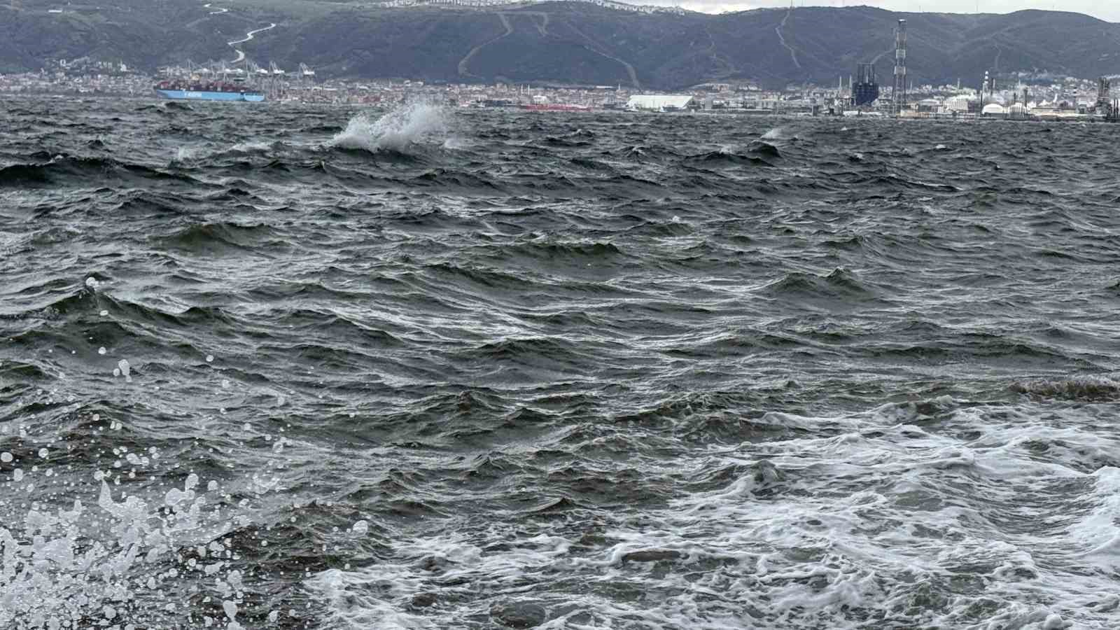 Kocaeli’yi lodos vurdu, yollar göle döndü
