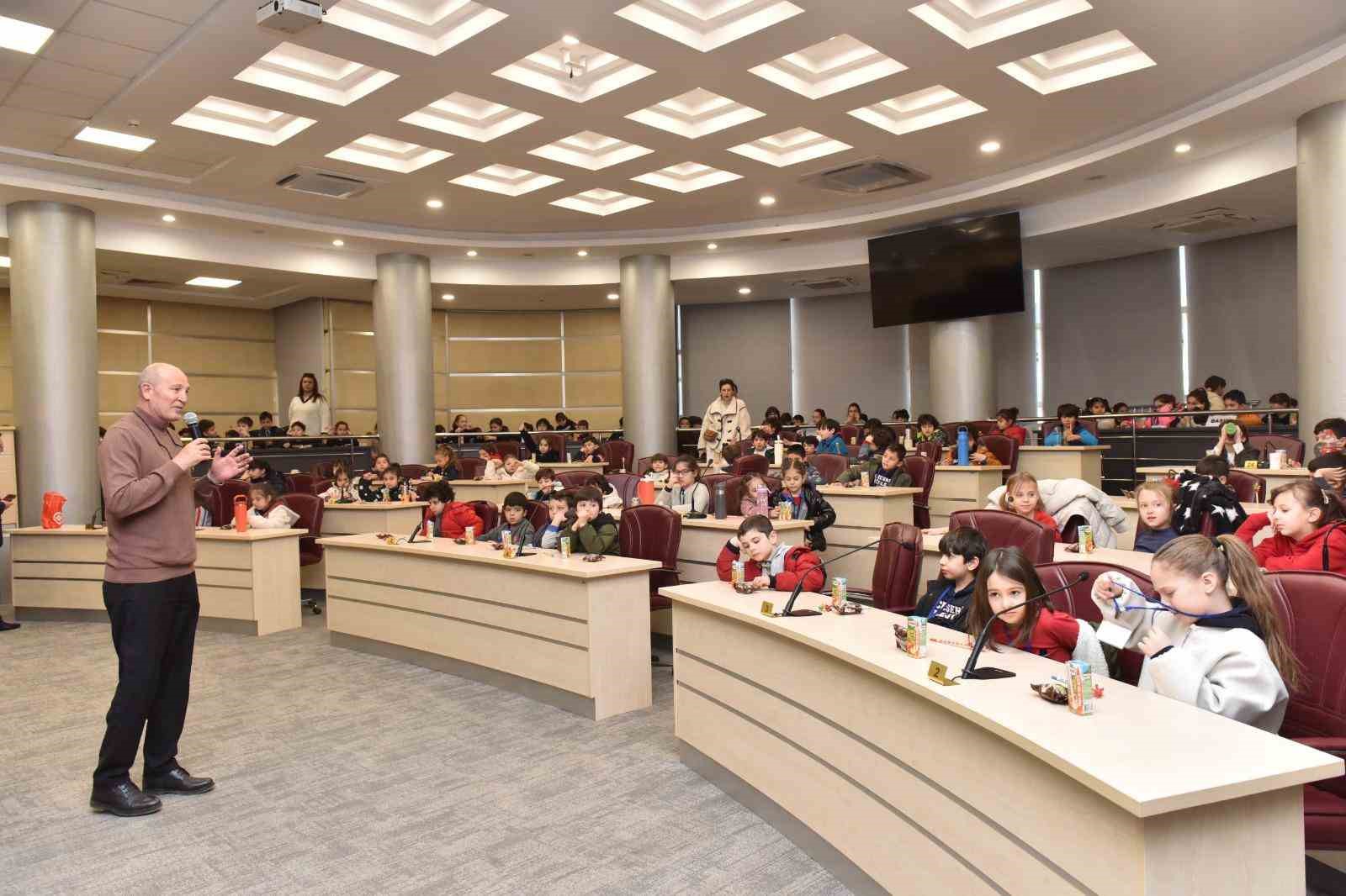 Kocagöz, 2. sınıf öğrencilerine yerel yönetimi anlattı
