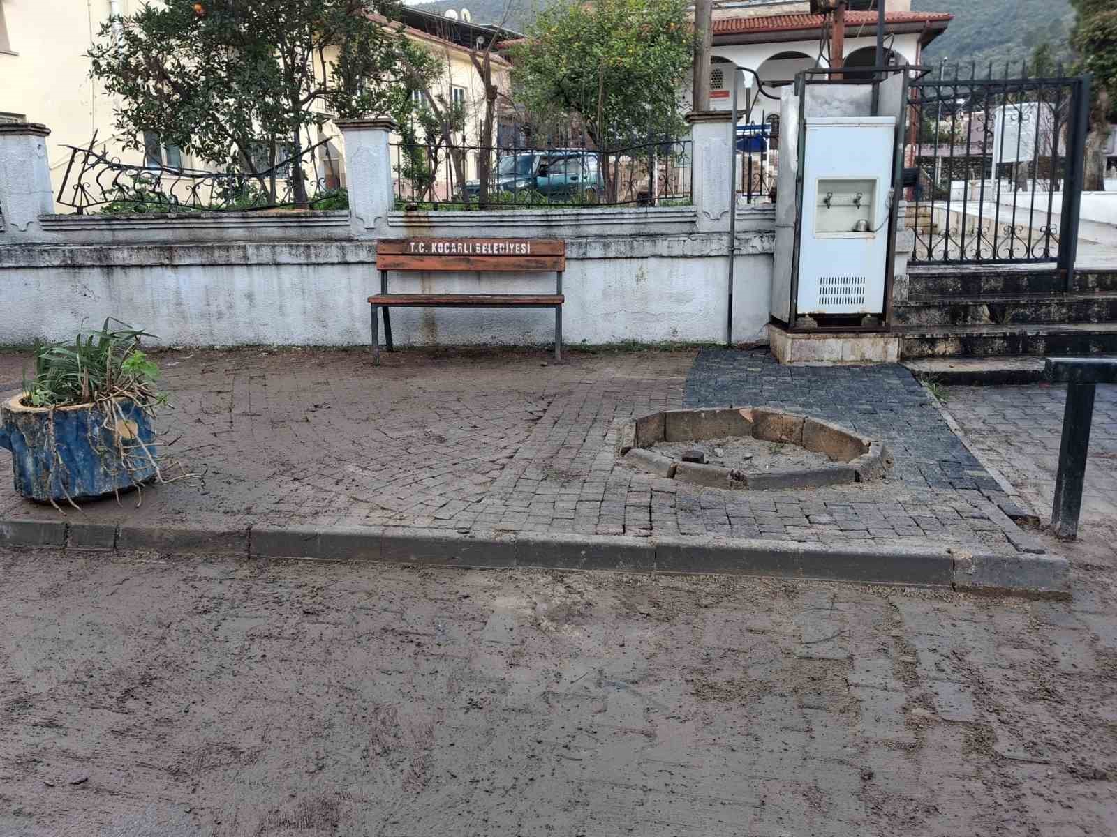 Koçarlı’da bozuk yollar onarıldı, Cihanoğlu Camii çevresi yeniden düzenlendi
