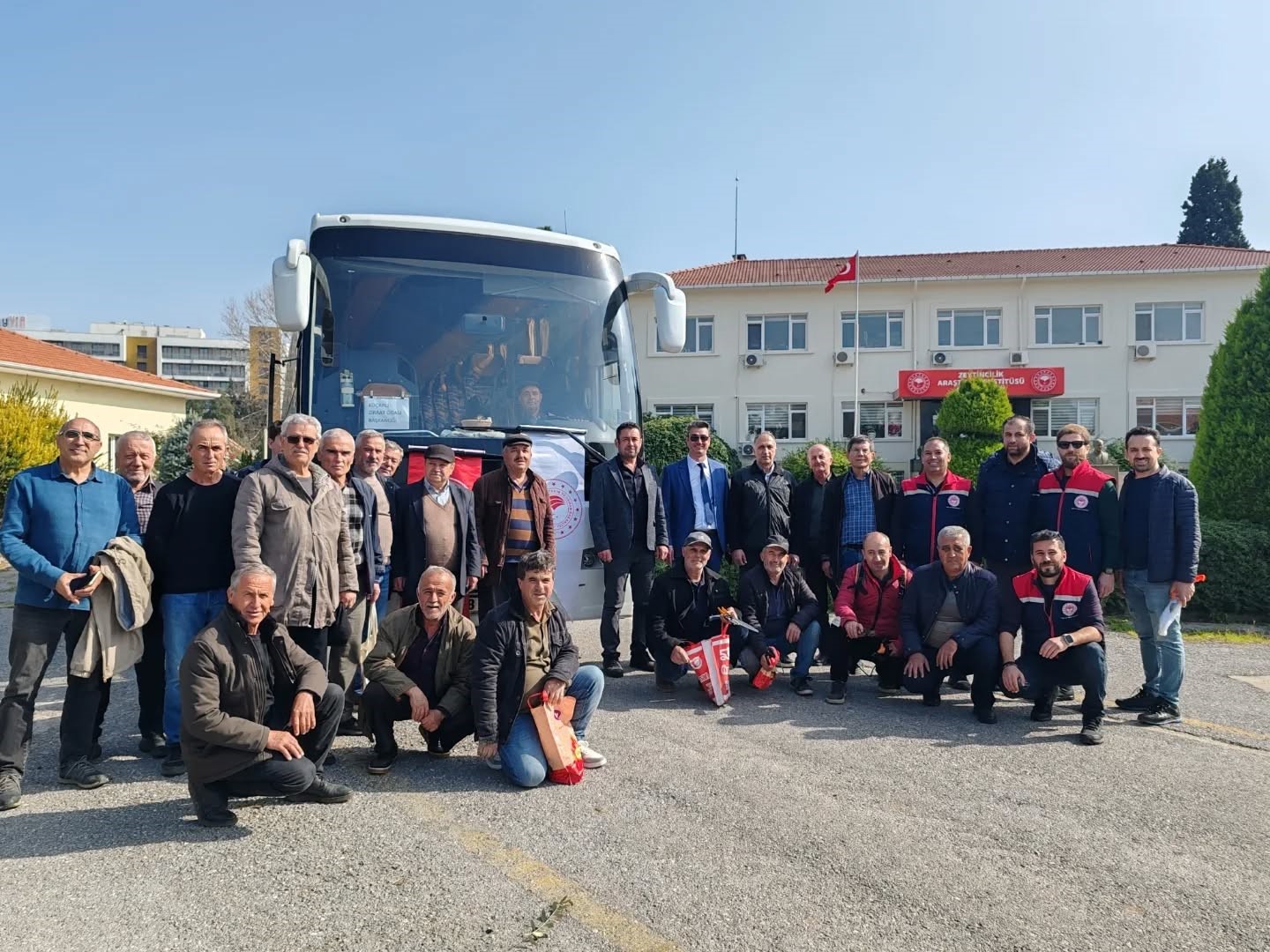 Koçarlılı üreticilere uygulamalı budama eğitimi
