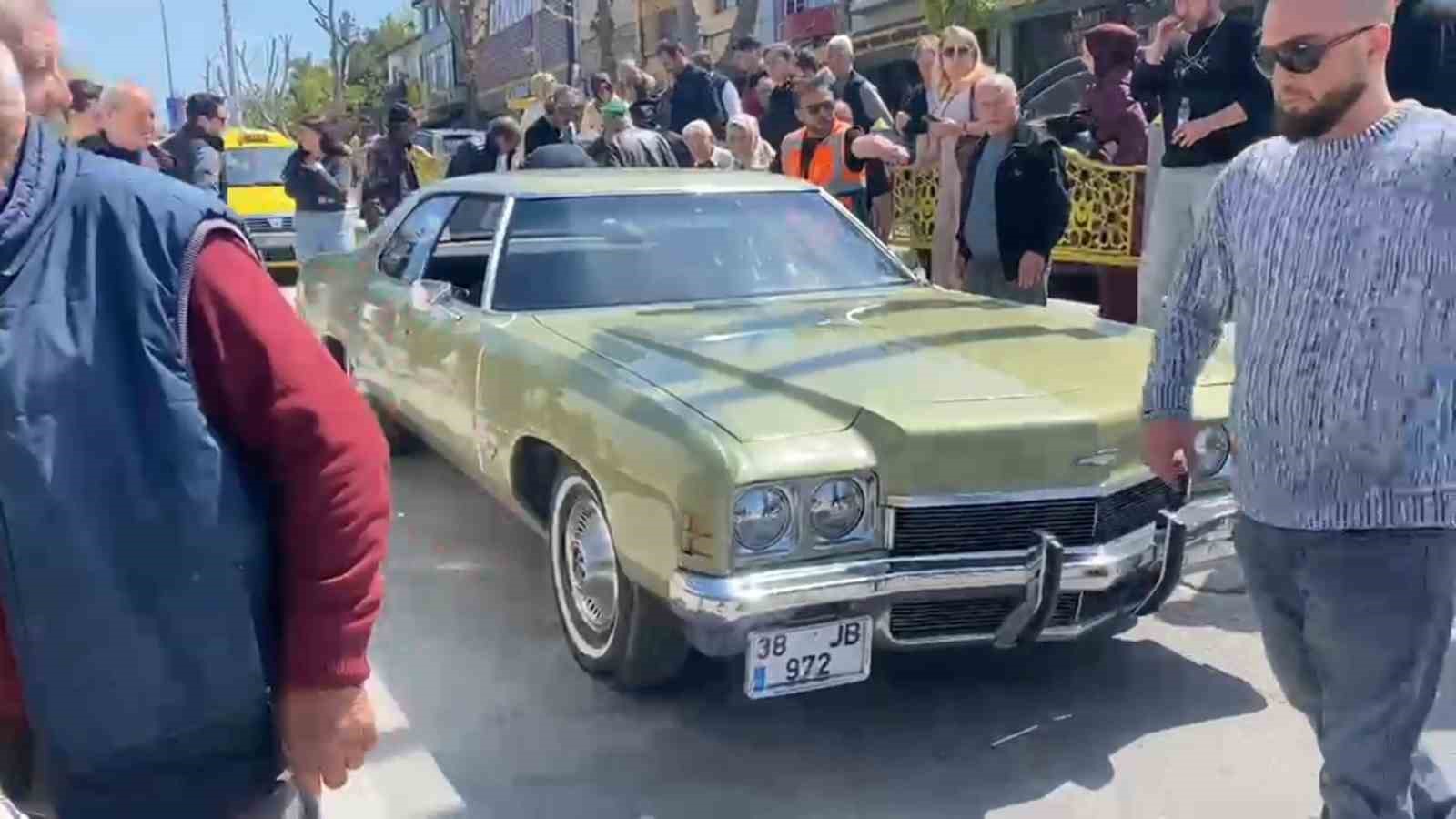 Kocası gaza basınca eşi aracın altında kaldı
