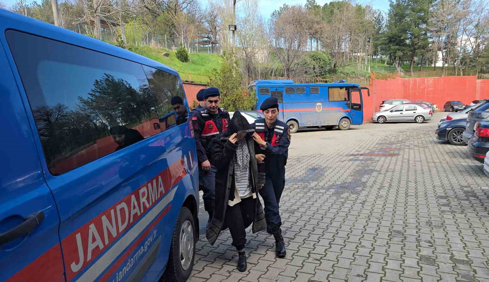 Kocası toprağa kendisi de hapse girdi
